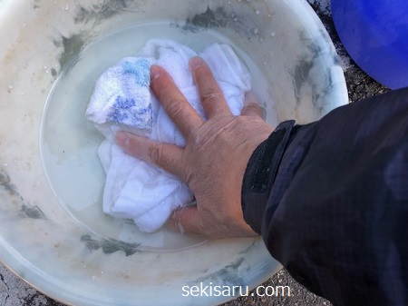 真水と重曹を混ぜた容器にタオルを浸す