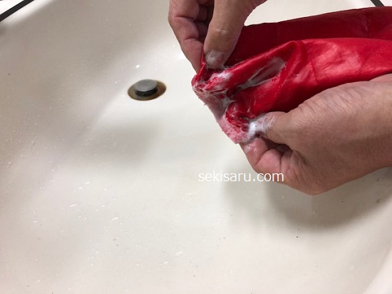 ウタマロ石鹸でこすった部分を手でよく揉み洗いする