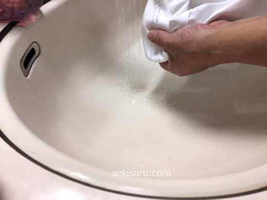 ぬるま湯でワイシャツの汚れを洗い流す