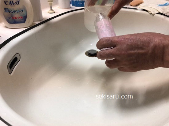 セスキ炭酸ソーダ水をスプレー容器に詰める