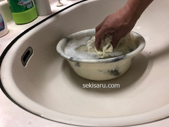 タオルを酸素系漂白剤と中性洗剤を入れた真水に浸す