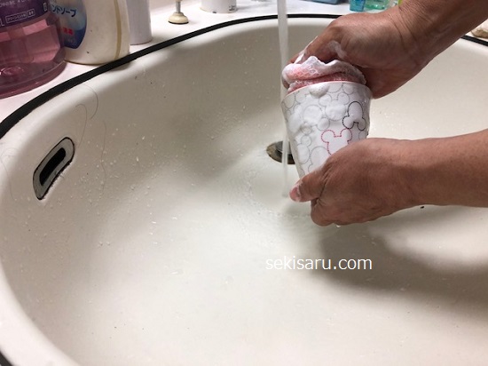 綺麗なスポンジに食器用洗剤をつけてコップを洗う