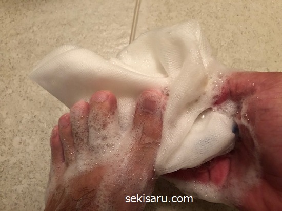 石鹸を使って足を洗う