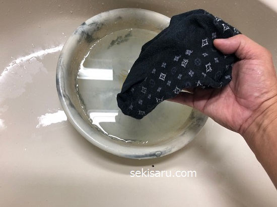 靴下をオキシウォッシュを溶かしたお湯が入っている洗面器に入れる