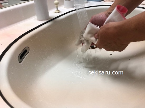 ゴム手袋をひっくり返して真水で洗う