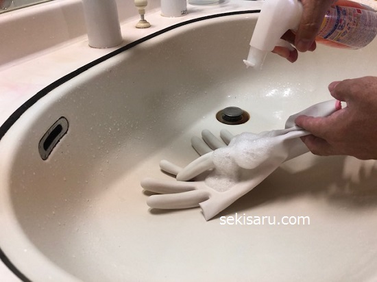 ゴム手袋に中性洗剤を拭きかける