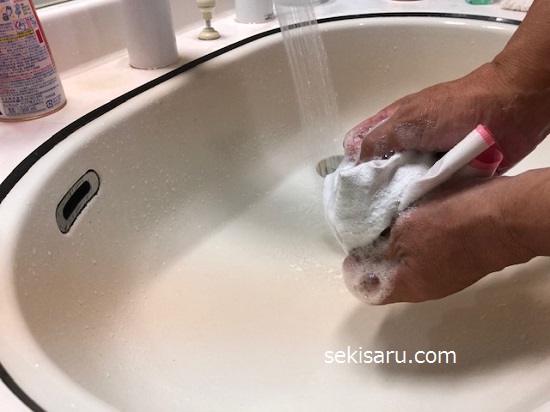 中性洗剤を拭きかけたゴム手袋を洗う