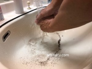 石鹸で手を洗う
