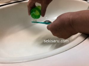 歯ブラシに酸素系漂白剤を塗る